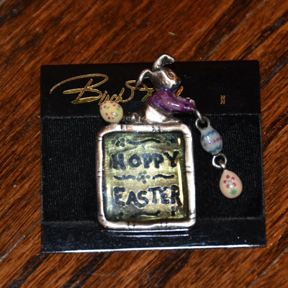 ADORABLE NEW BIRCH HILL HOPPY EASTER HAPPY EASTER BUNNY RABBIT EGGS BROOCH PIN